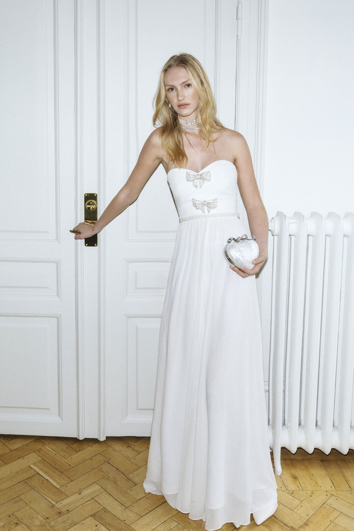 Beyaz Şifon Fiyonklu Uzun Elbise