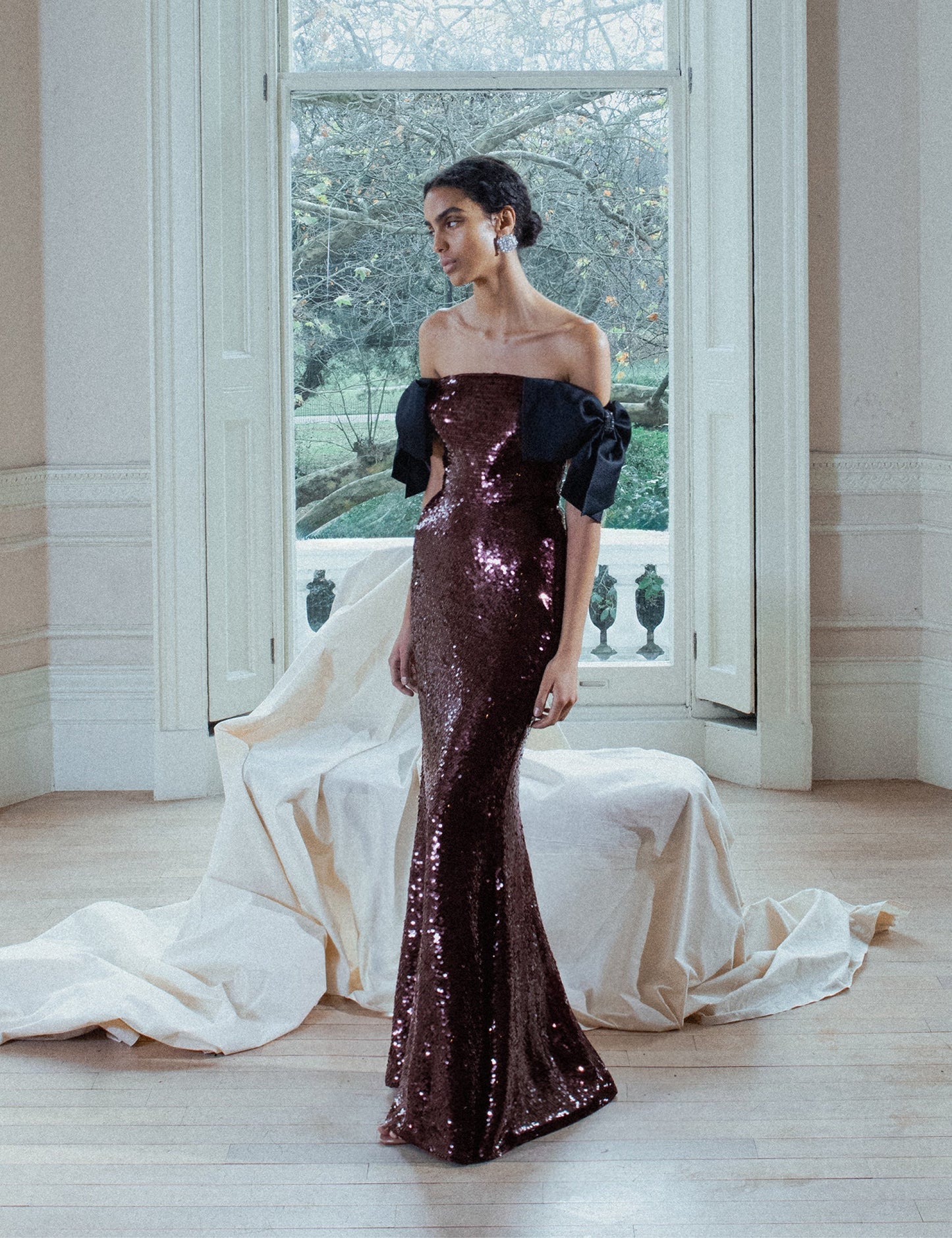 Kahverengi Payetli Fiyonklu Uzun Elbise