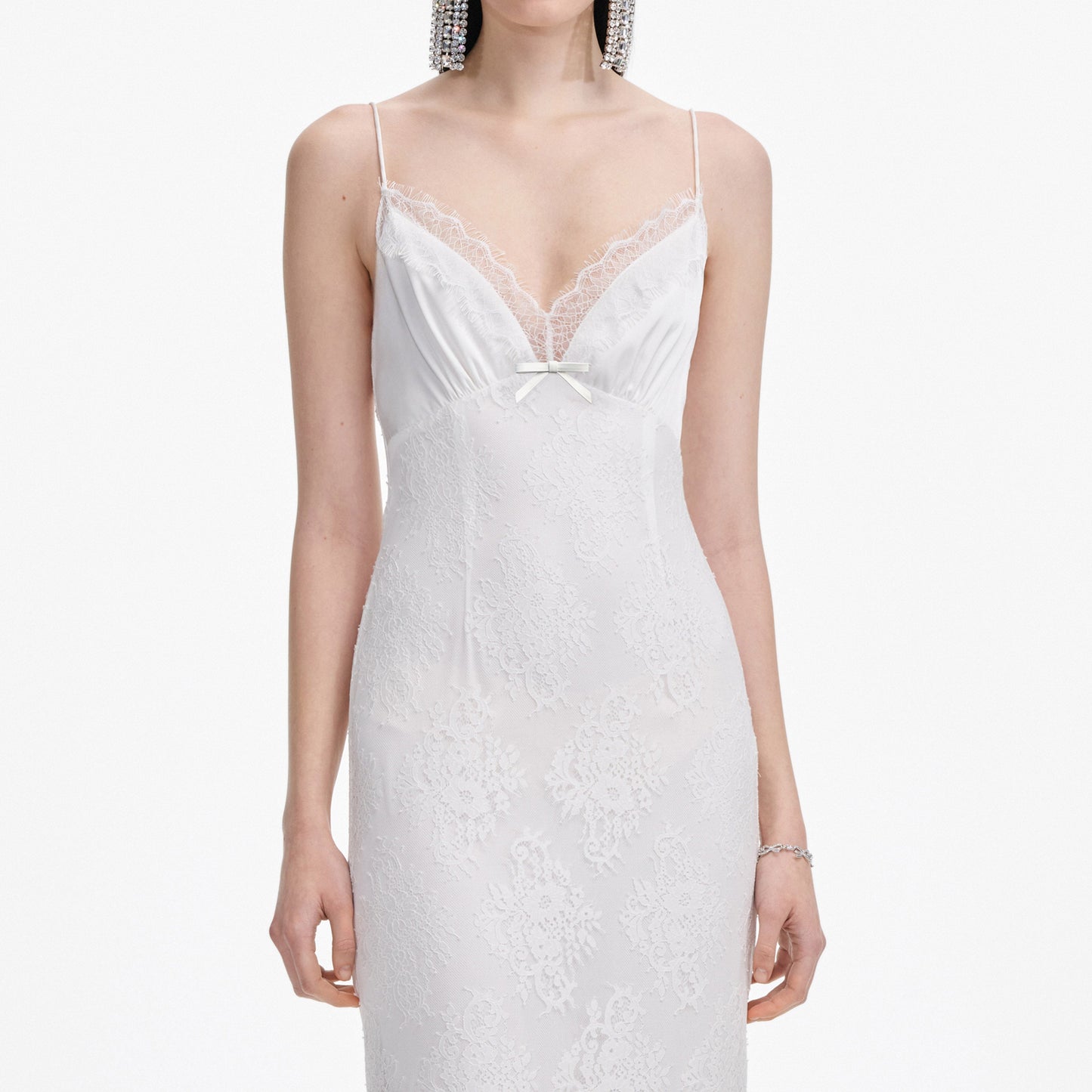 Beyaz Askılı Çiçek Desenli Dantel Uzun Elbise