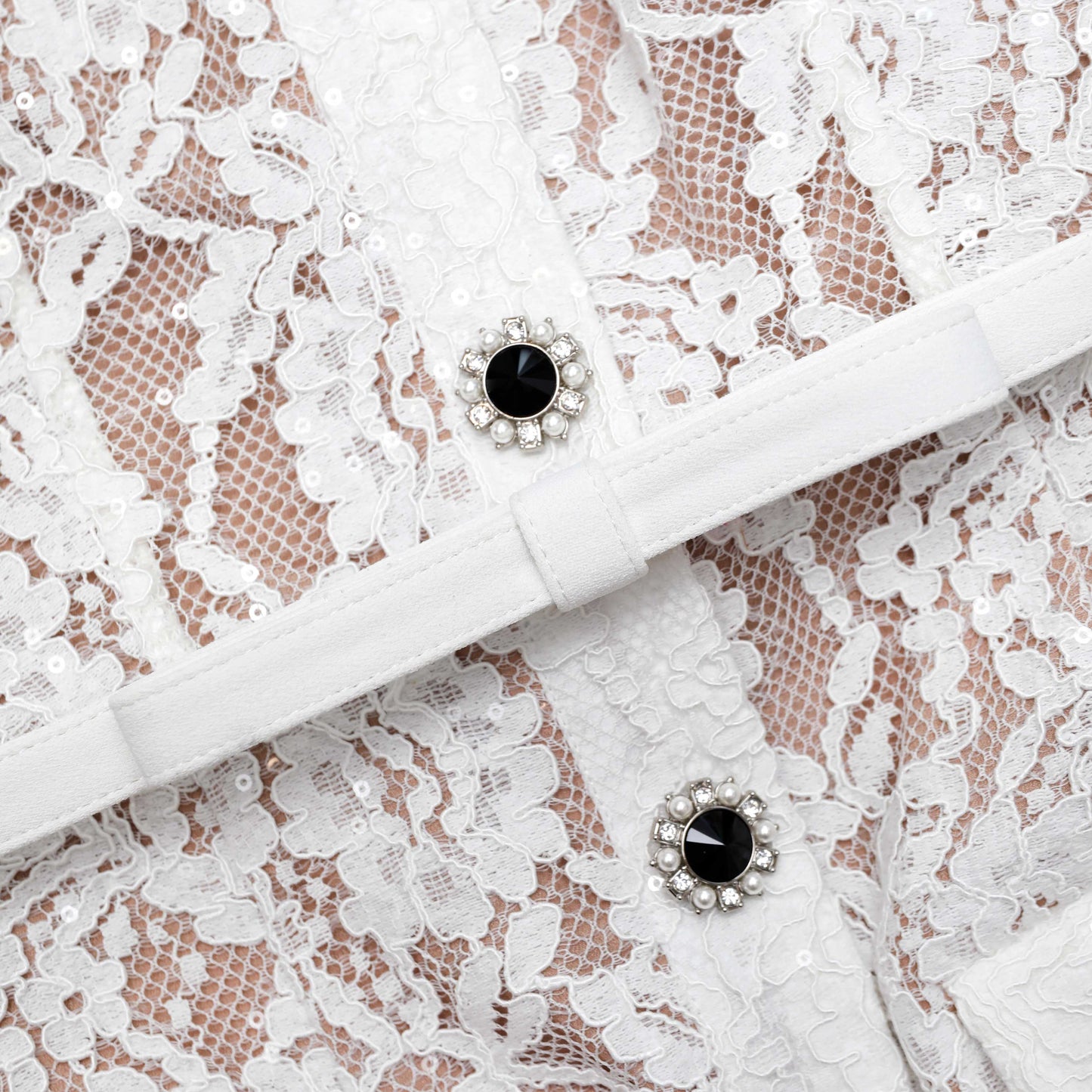 Beyaz Dantel Düğmeli Midi Elbise