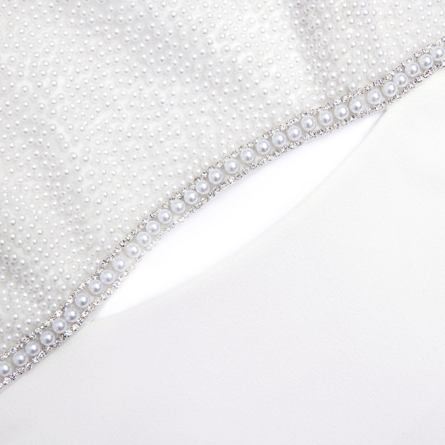 Beyaz Krep İnci Fiyonklu Mini Elbise