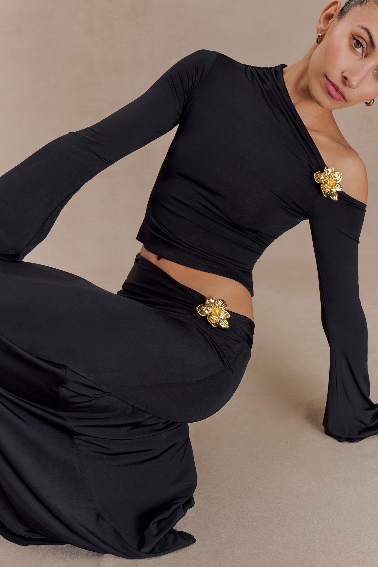 Ainsley Çiçekli Aksesuarlı Asimetrik Uzun Kollu Üst - Siyah