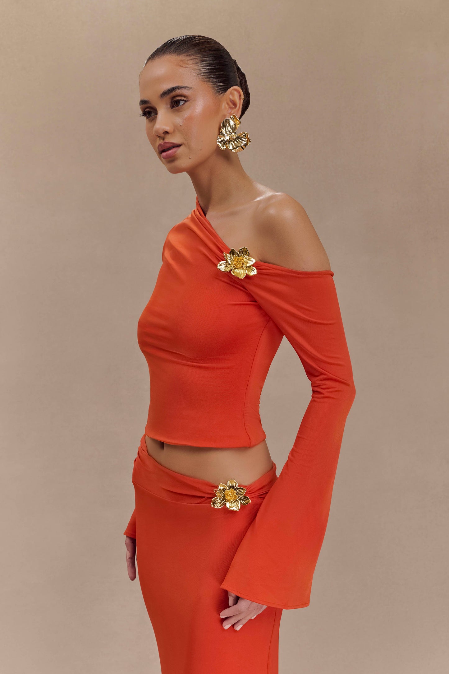 Ainsley Çiçekli Aksesuarlı Asimetrik Uzun Kollu Üst - Yanık Turuncu