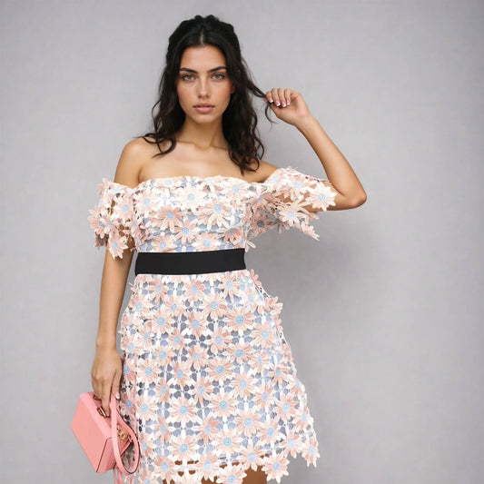 Ağır Dantel İşlemeli Elbise