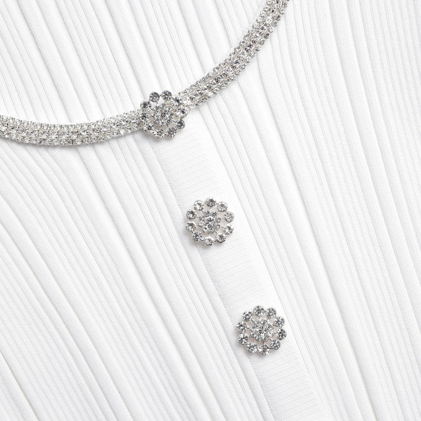 Beyaz Süslemeli Örgü Üst