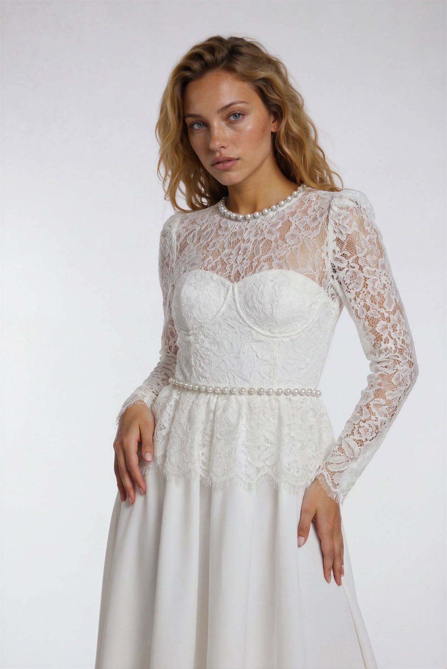 Uzun Kollu Beyaz Dantel Elbise