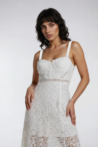 Özel Dantel İşlemeli Beyaz Elbise