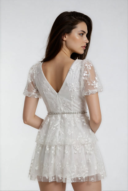 İşlemeli Beyaz Mini Elbise