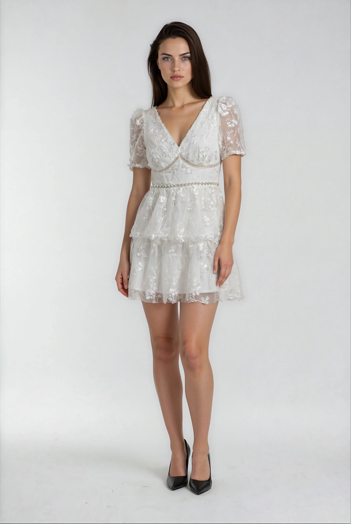 İşlemeli Beyaz Mini Elbise