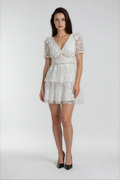 İşlemeli Beyaz Mini Elbise