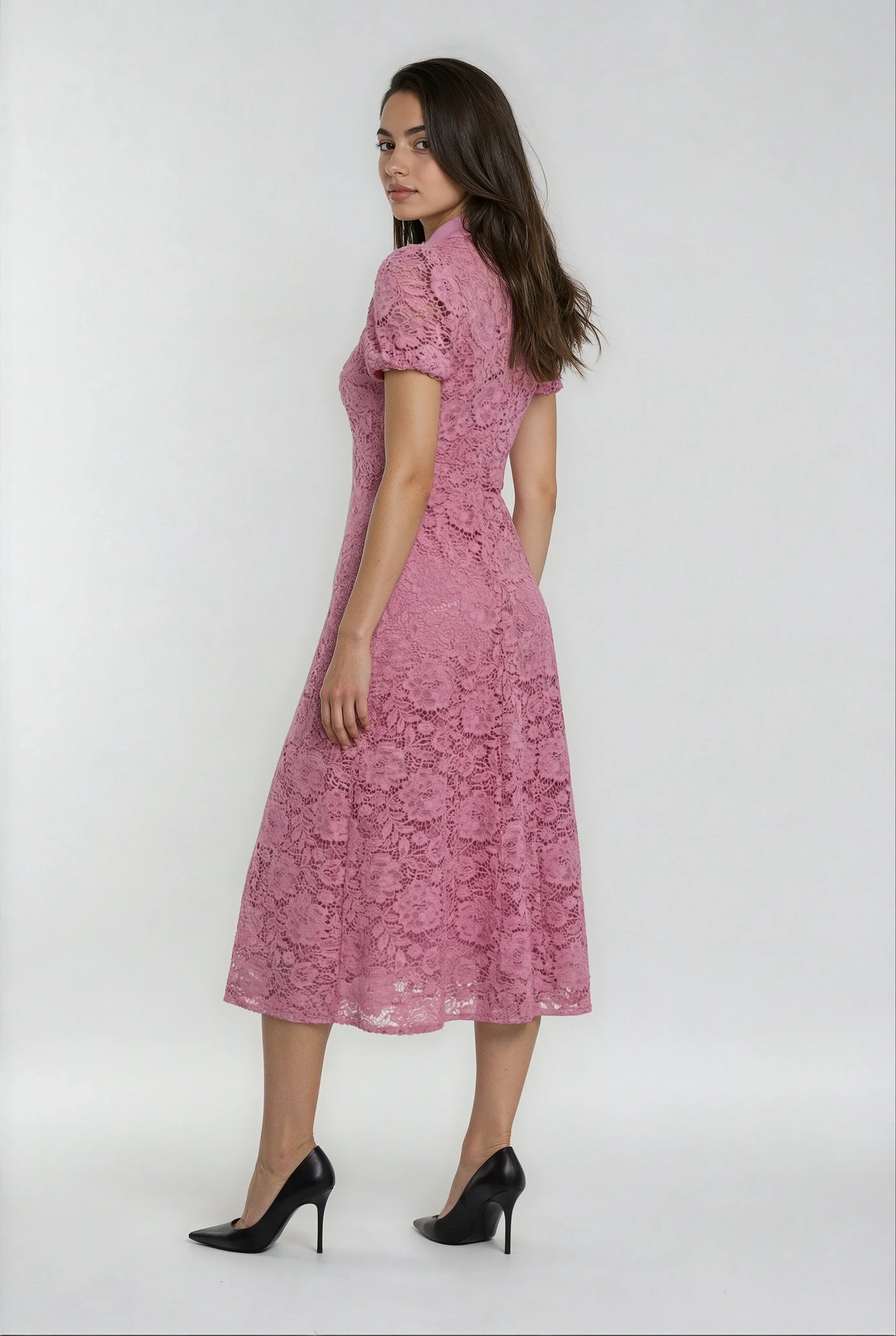 Dantel İşlemeli Pembe Elbise