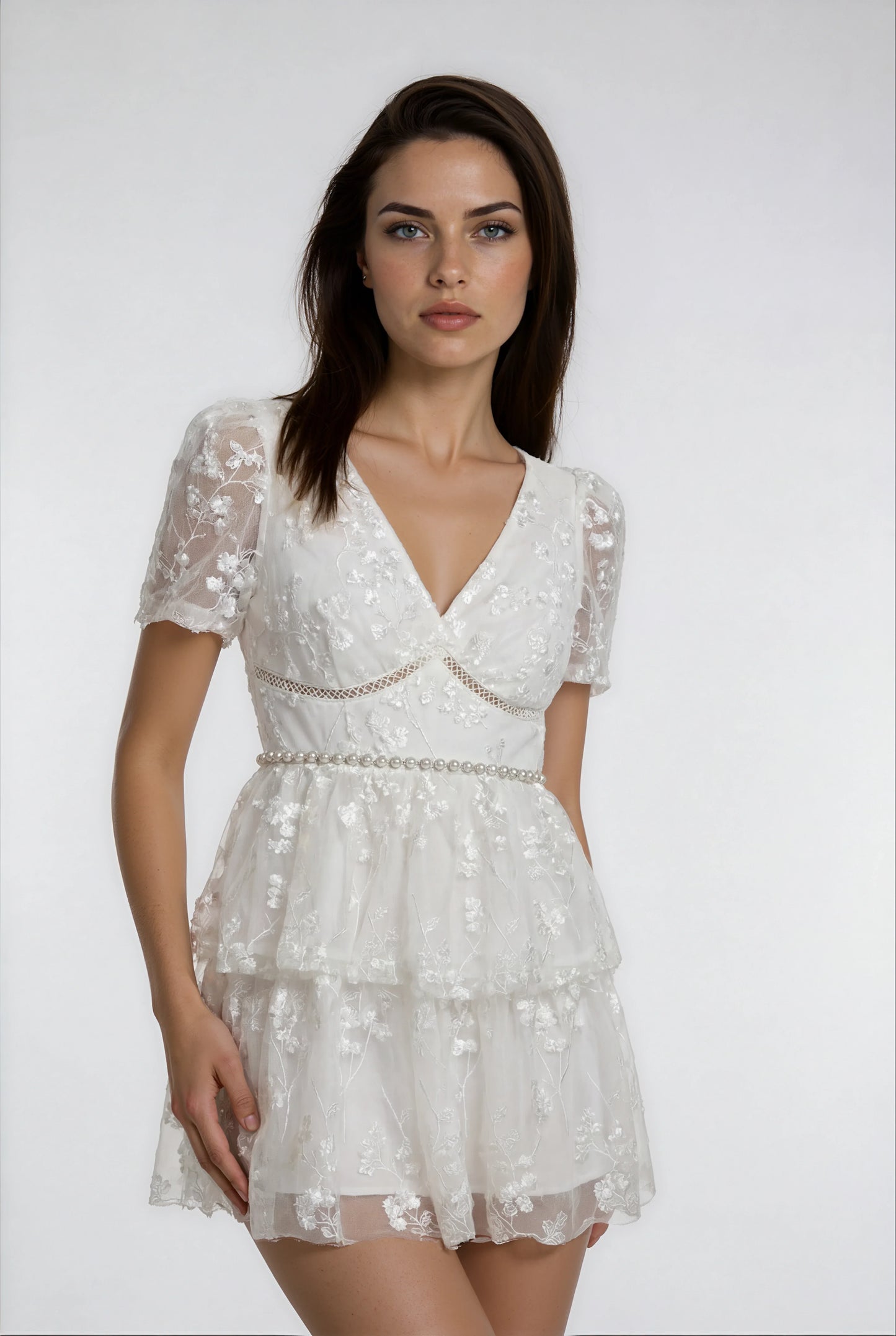 İşlemeli Beyaz Mini Elbise