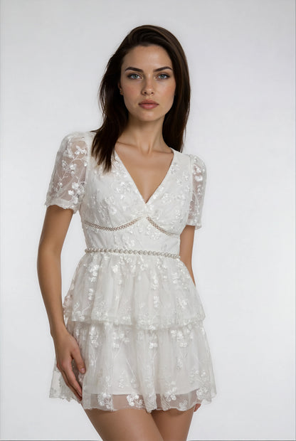 İşlemeli Beyaz Mini Elbise