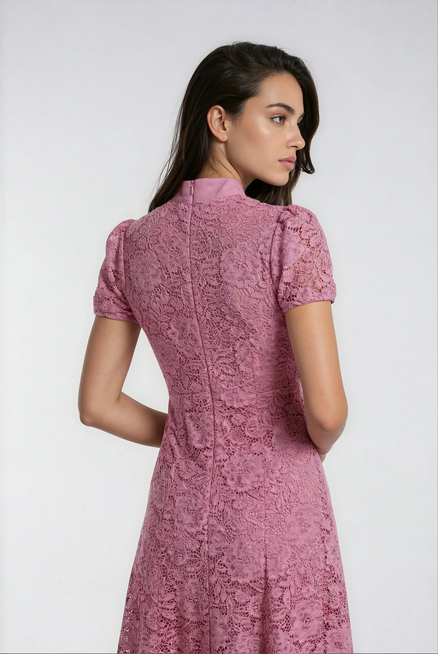 Dantel İşlemeli Pembe Elbise