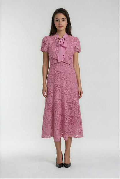Dantel İşlemeli Pembe Elbise