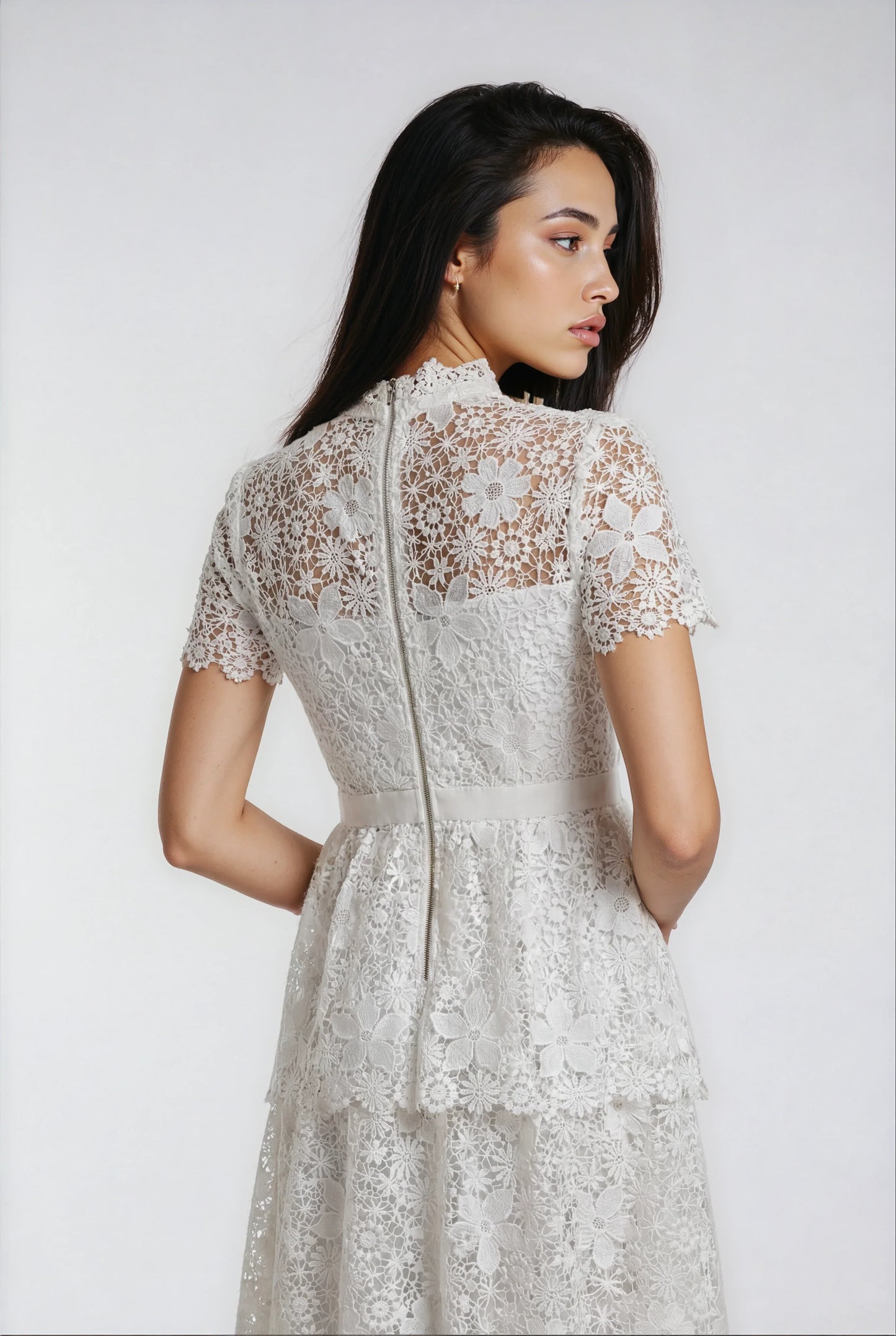 Ağır Dantel Süslemeli Beyaz Elbise