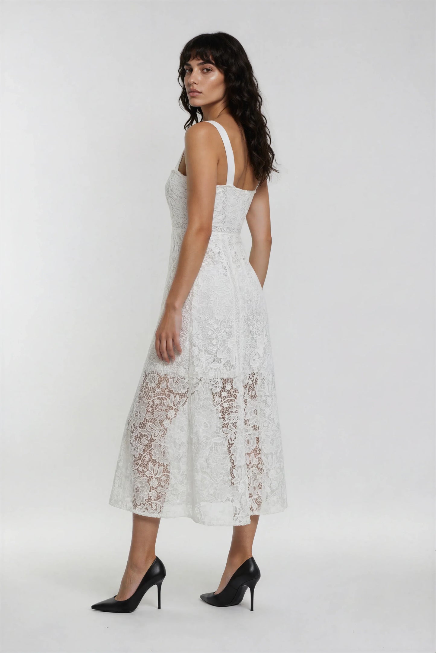 Özel Dantel İşlemeli Beyaz Elbise