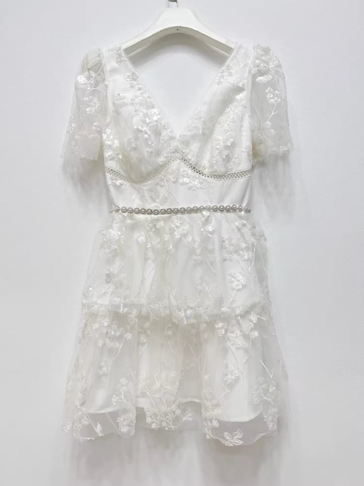 İşlemeli Beyaz Mini Elbise