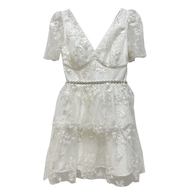 İşlemeli Beyaz Mini Elbise