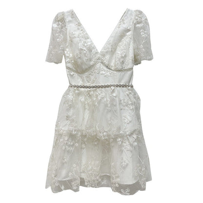 İşlemeli Beyaz Mini Elbise