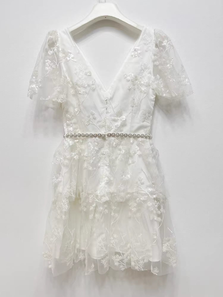 İşlemeli Beyaz Mini Elbise