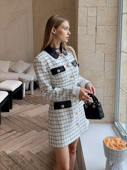 Beyaz Kareli Kürklü Yakalı Elbise