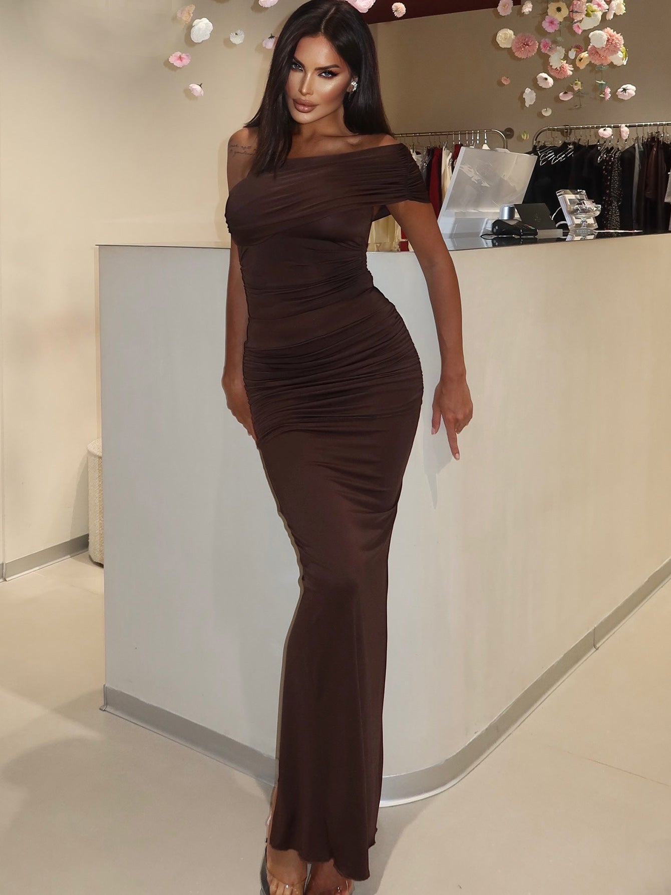 Sırtı Açık Yırtmaçlı İnce Elbise