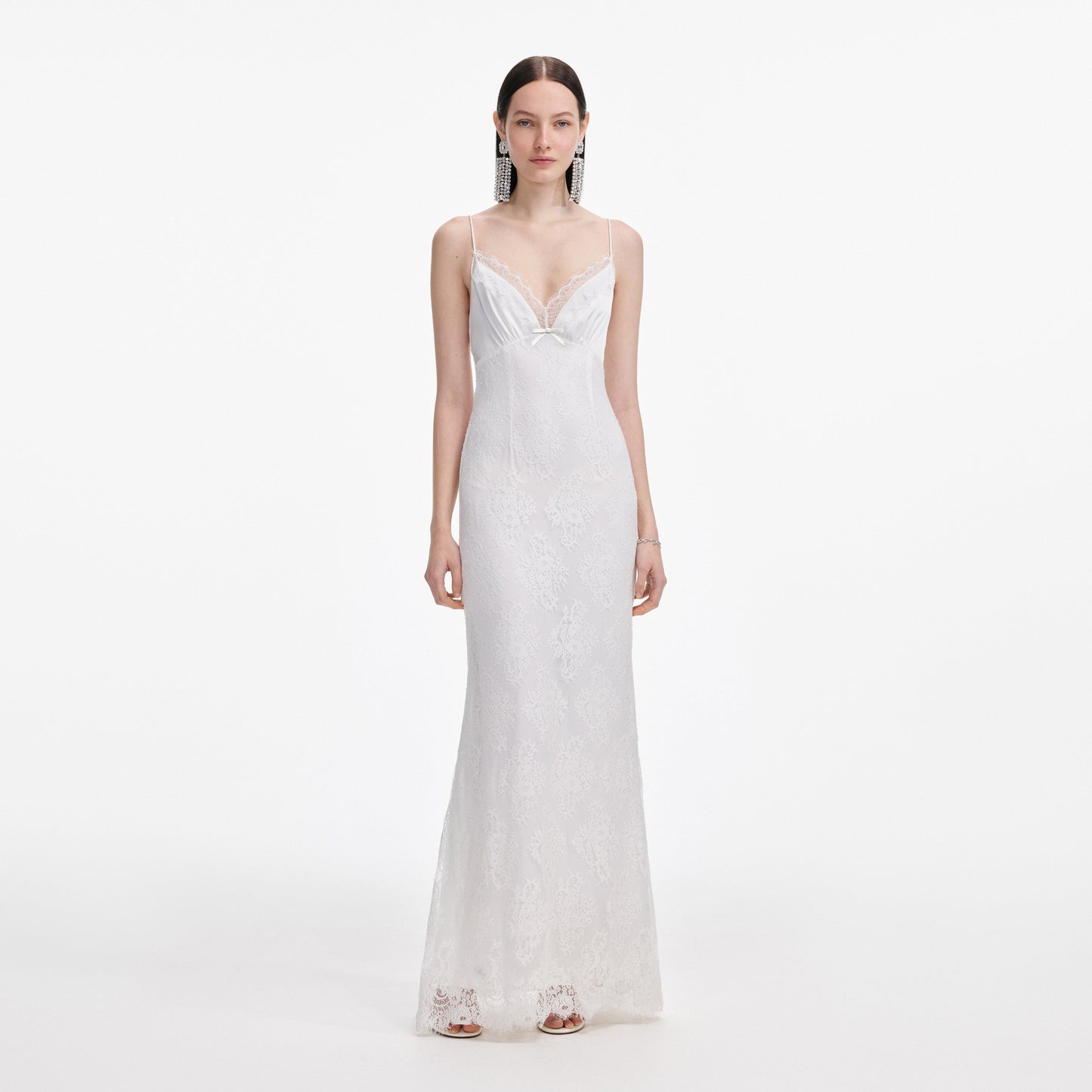 Beyaz Askılı Çiçek Desenli Dantel Uzun Elbise