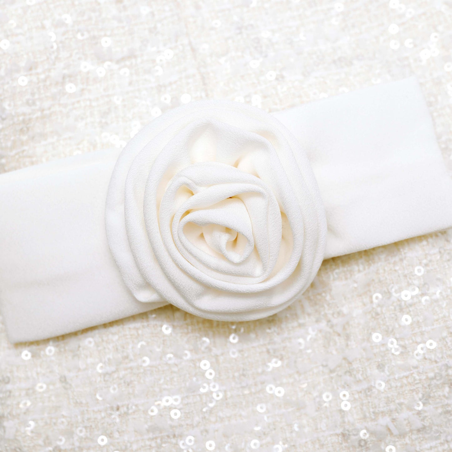 Krem Buklet Fiyonk Detaylı Mini Elbise