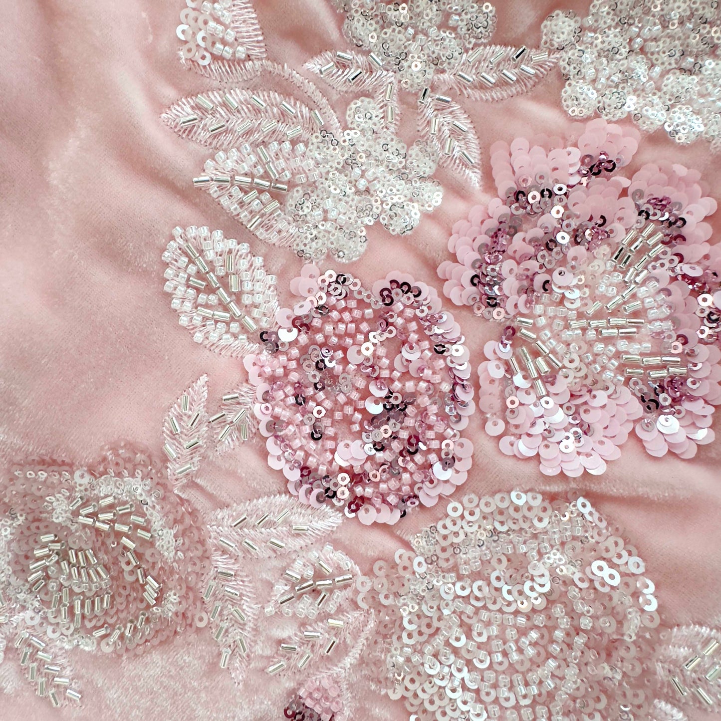 Pembe Süslemeli Kadife Uzun Elbise