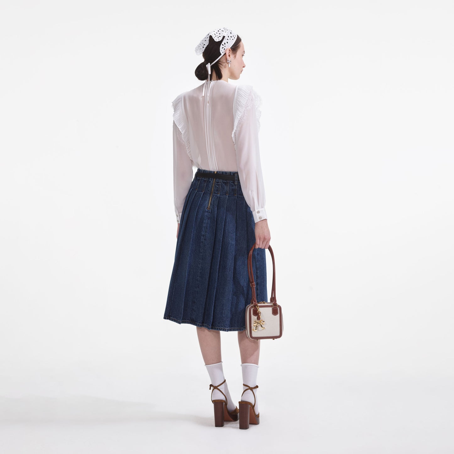 Beyaz Şifon Volanlı Üst