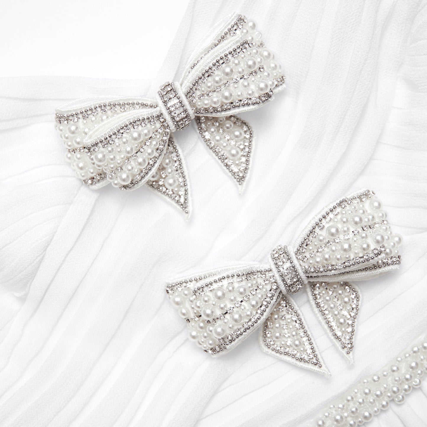 Beyaz Şifon Fiyonklu Uzun Elbise