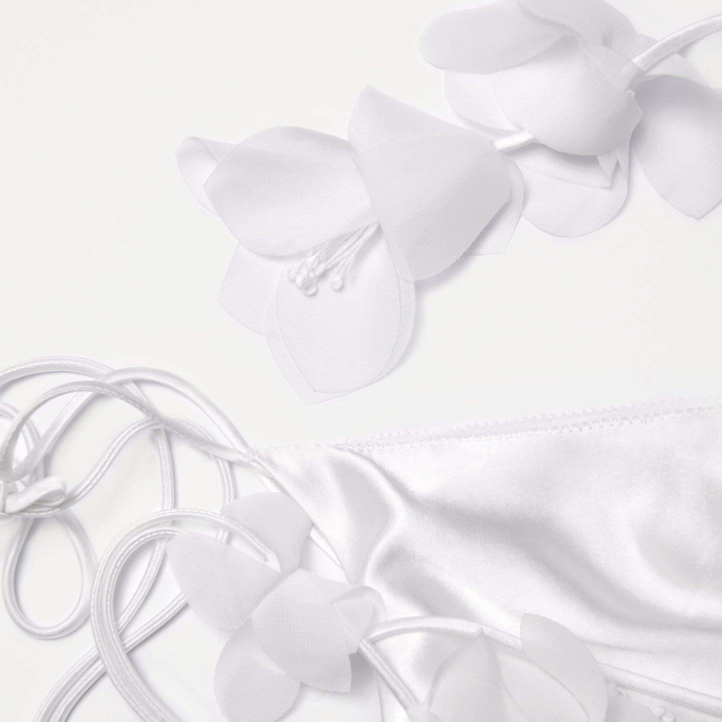 Beyaz Saten Çiçekli Midi Elbise