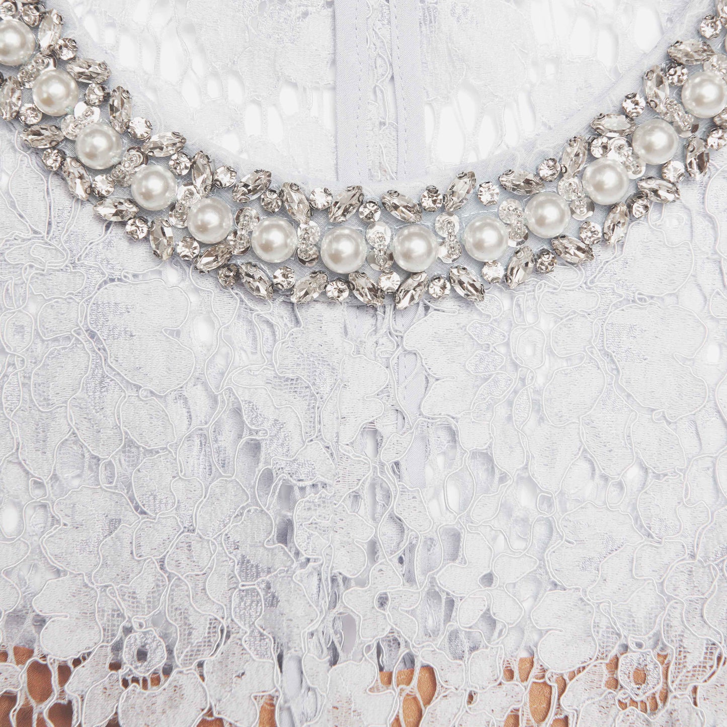 Beyaz Dantel Katmanlı Uzun Elbise