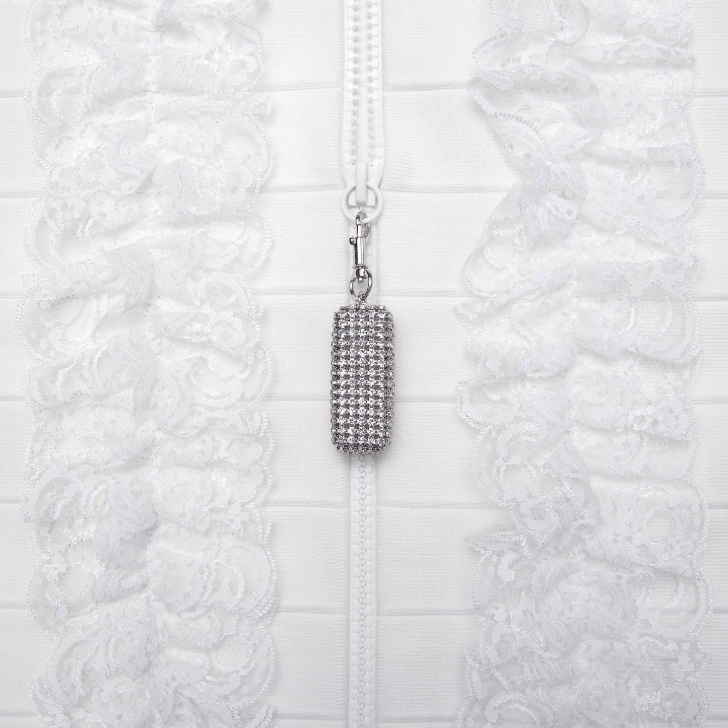 Beyaz Örme Fermuarlı Volanlı Uzun Elbise