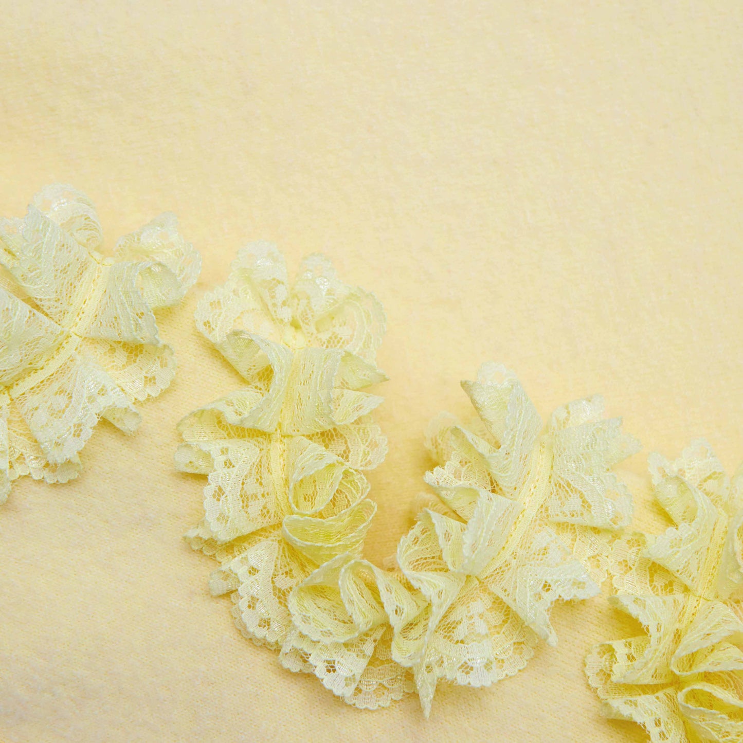 Sarı Kesim Dantel Detaylı Kazak